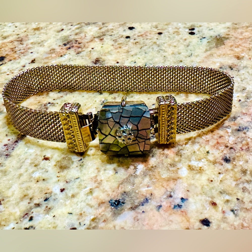 Vintage gold tone mesh style bracelet with mother of pearl design on clasp LC